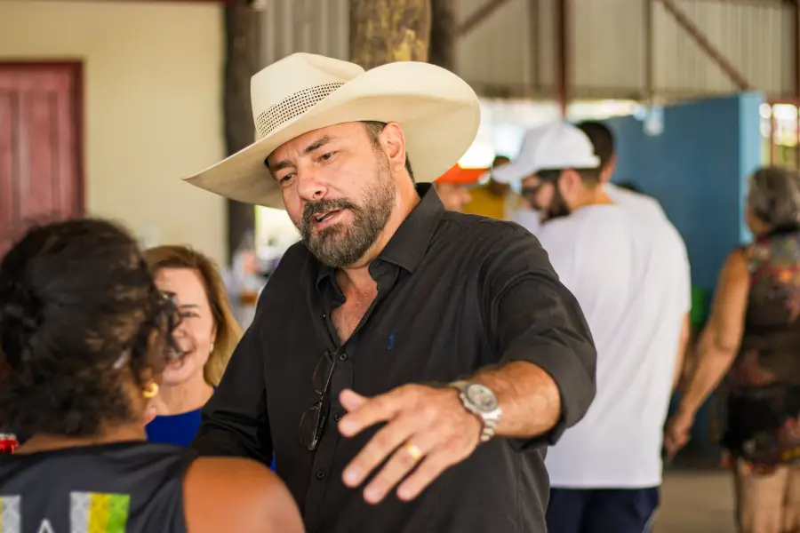Júnior Betão conversando com moradores